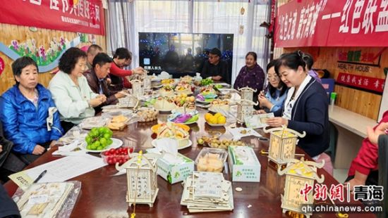 图为社区居民制作灯笼和香囊。南山东社区供图