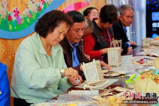 图为社区居民制作灯笼和香囊。南山东社区供图