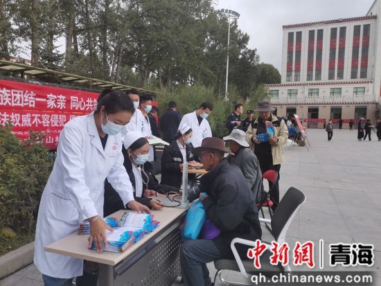 图为活动现场为群众提供义诊服务。兴海县委宣传部供图 图为活动现场为群众提供义诊服务。兴海县委宣传部供图