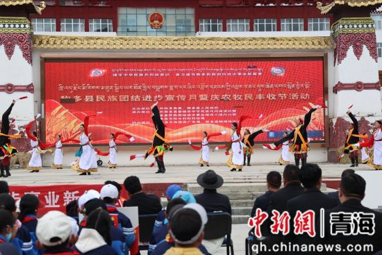 图图为称多县民族团结进步宣传月暨庆农民丰收节活动现场。才仁多杰摄 图图为称多县民族团结进步宣传月暨庆农民丰收节活动现场。才仁多杰摄