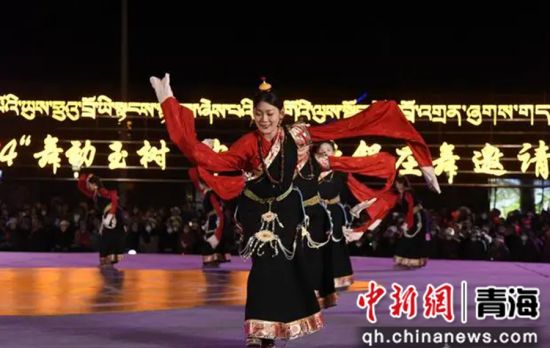 图为2024年“舞动玉树”中国健身锅庄舞邀请赛决赛现场。程宦宁摄 图为2024年“舞动玉树”中国健身锅庄舞邀请赛决赛现场。程宦宁摄