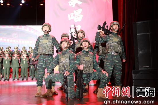 图为参赛官兵在主会场总队礼堂演唱。朱晓坷 摄 图为参赛官兵在主会场总队礼堂演唱。朱晓坷 摄