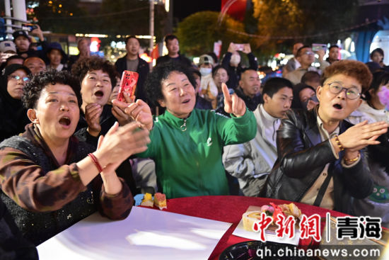 图为观众为精美节目表演呐喊喝彩。陈宗淇 摄 图为观众为精美节目表演呐喊喝彩。陈宗淇 摄