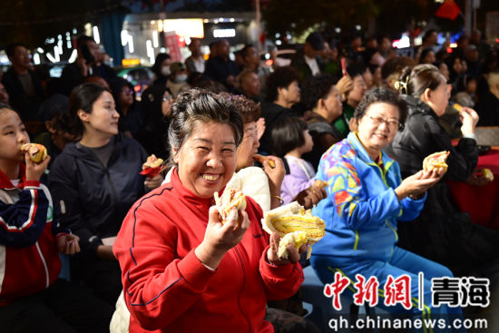 图为节目表演后,观众分到月饼时流露出喜悦之情。陈宗淇 摄 图为节目表演后,观众分到月饼时流露出喜悦之情。陈宗淇 摄