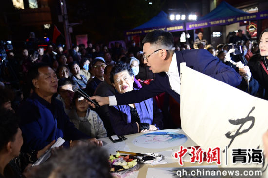 图为主持人与台下观众互动。陈宗淇 摄 图为主持人与台下观众互动。陈宗淇 摄