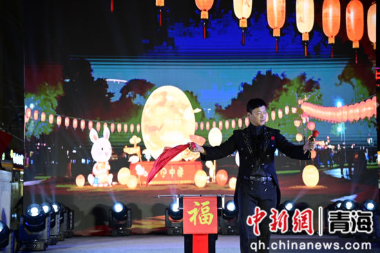 图为活动中的魔术表演。陈宗淇 摄 图为活动中的魔术表演。陈宗淇 摄