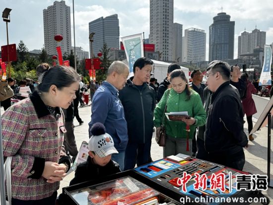 图为市民了解家装焕新补贴。祁绣娟 摄 图为市民了解家装焕新补贴。祁绣娟 摄