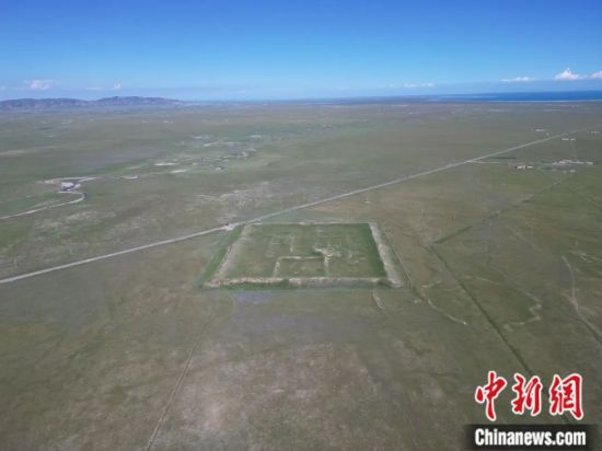 青海湖畔伏俟城遗址远景。伏俟城是吐谷浑王城。蔡林海 摄 青海湖畔伏俟城遗址远景。伏俟城是吐谷浑王城。蔡林海 摄