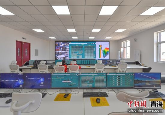 图为假期在岗位坚守的职工。 青海油田供图 图为假期在岗位坚守的职工。 青海油田供图
