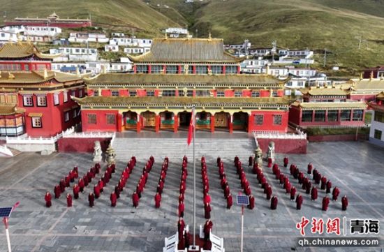 图为果洛州各宗教活动场所自发组织宗教界人士升国旗。李庆摄 图为果洛州各宗教活动场所自发组织宗教界人士升国旗。李庆摄