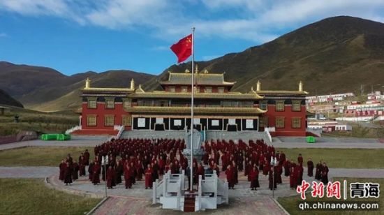 图为果洛州各宗教活动场所自发组织宗教界人士升国旗。李庆摄 图为果洛州各宗教活动场所自发组织宗教界人士升国旗。李庆摄