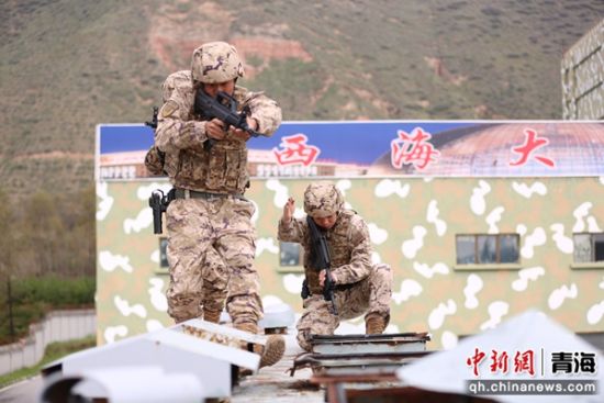 图为官兵火车顶上展开搜索。罗元凯摄 图为官兵火车顶上展开搜索。罗元凯摄