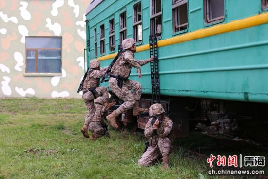 图为官兵正在快速搜索定位“暴恐分子”。罗元凯摄 图为官兵正在快速搜索定位“暴恐分子”。罗元凯摄