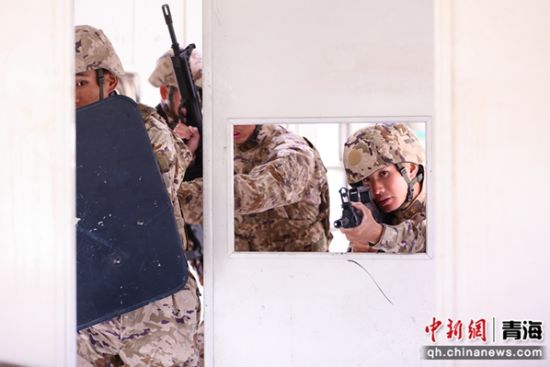 图为官兵到达预定地后发起突击行动。罗元凯摄 图为官兵到达预定地后发起突击行动。罗元凯摄