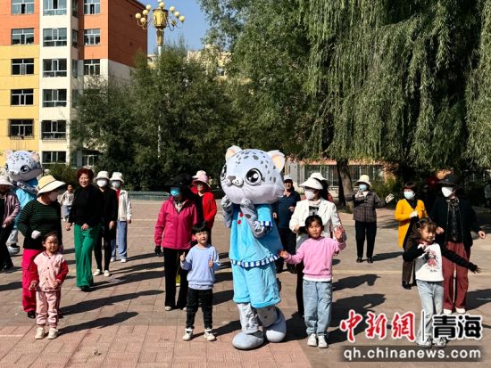 图为“雪豹萌宝”与市民互动。吴广林供图 图为“雪豹萌宝”与市民互动。吴广林供图