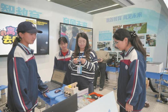 同学们正在和老师一起探讨关于人工智能的话题。记者 王宥力 摄