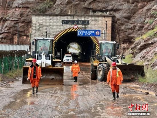 图为青海省公路养护部门全力处置塌方泥石流。　　　青海省交通运输厅供图