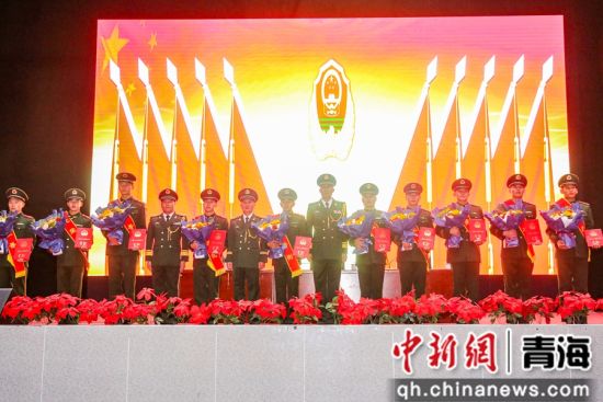 图为现场颁发任职命令状。罗元凯摄 图为现场颁发任职命令状。罗元凯摄