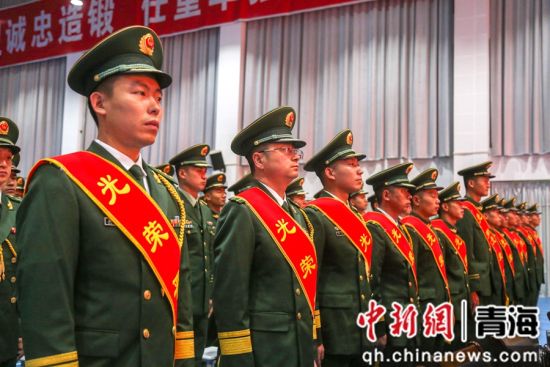 图为晋升官兵精神抖擞,即将踏上新的征程。罗元凯摄 图为晋升官兵精神抖擞,即将踏上新的征程。罗元凯摄