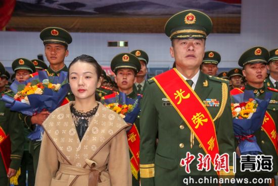 图为邀请晋升人员家属见证荣光时刻。罗元凯摄 图为邀请晋升人员家属见证荣光时刻。罗元凯摄