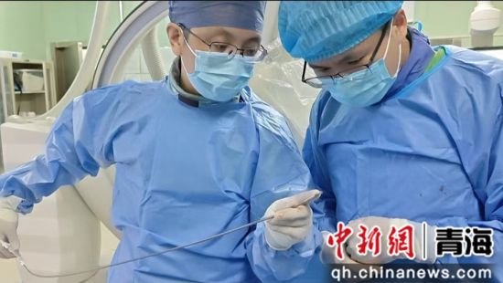 图为手术现场。西宁市第一人民医院供图 图为手术现场。西宁市第一人民医院供图