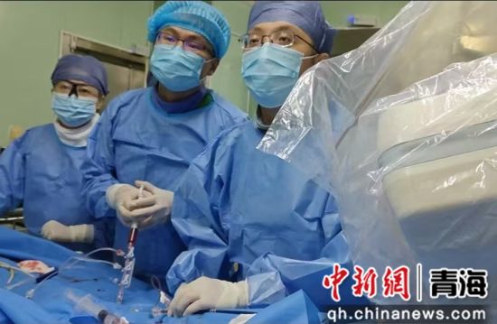 图为手术现场。西宁市第一人民医院供图 图为手术现场。西宁市第一人民医院供图