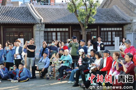 图为青海优秀文化体验项目期间前来参观的市民和游客。卓娅摄 图为青海优秀文化体验项目期间前来参观的市民和游客。卓娅摄