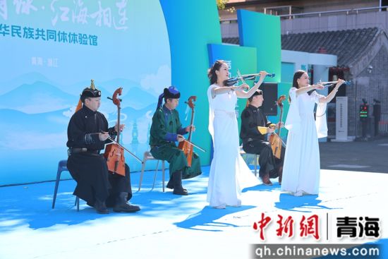 图为青海优秀文化体验项目期间前来参观的市民和游客。卓娅摄 图为青海优秀文化体验项目期间前来参观的市民和游客。卓娅摄