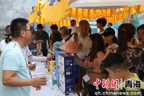 图为青海优秀文化体验项目期间前来参观的市民和游客。卓娅摄 图为青海优秀文化体验项目期间前来参观的市民和游客。卓娅摄