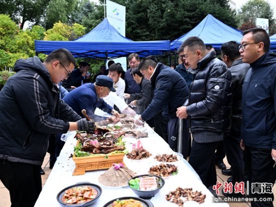 图为民众品尝海北特色农畜产品。李隽 摄