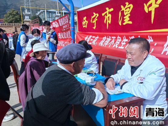 图为健康促进志愿服务队的志愿者们为老年人进行健康检查。湟中区委宣传部供图 图为健康促进志愿服务队的志愿者们为老年人进行健康检查。湟中区委宣传部供图