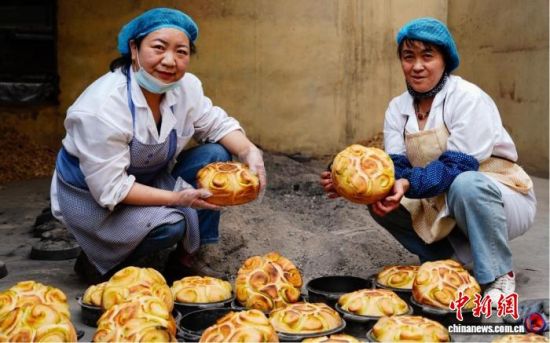 图为农户展示焪锅馍馍。严静怡 摄