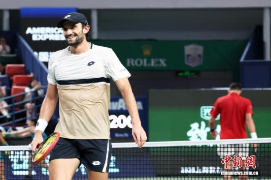 10月11日，在旗忠网球中心进行的2025上海网球大师赛男子单打半决赛中，摩纳哥选手瓦舍罗以2比0战胜塞尔维亚名将德约科维奇闯入决赛。图为瓦舍罗赢球后露出胜利的笑容。　中新社记者 汤彦俊 摄