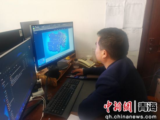 图为网络安全维护人员通过系统监控维护网络。青海省气象信息中心供图 图为网络安全维护人员通过系统监控维护网络。青海省气象信息中心供图