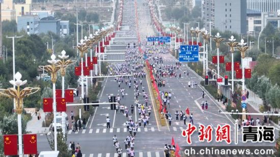 图为全民欢乐彩虹跑现场。张生军供图 图为全民欢乐彩虹跑现场。张生军供图