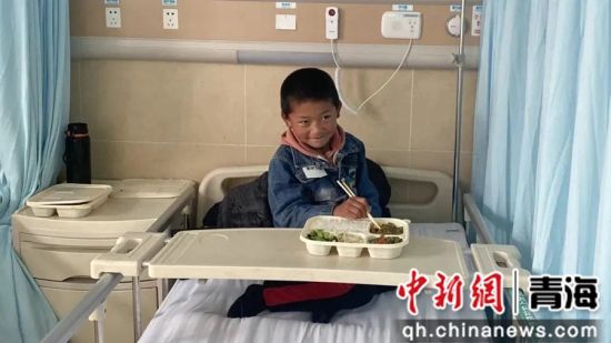 图为患儿在病房内用餐。囊谦县委宣传部供图 图为患儿在病房内用餐。囊谦县委宣传部供图