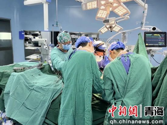 图为手术进行中。囊谦县委宣传部供图 图为手术进行中。囊谦县委宣传部供图