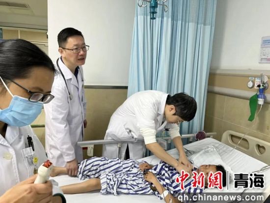 图为医生为患儿进行检查。囊谦县委宣传部供图 图为医生为患儿进行检查。囊谦县委宣传部供图