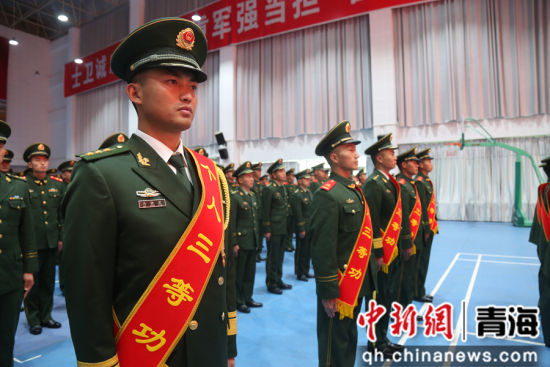 图为受表彰人员整装列队。 黄龙灿摄 图为受表彰人员整装列队。 黄龙灿摄