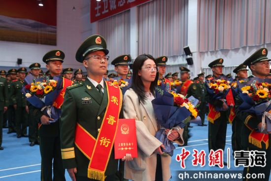 图为官兵与家属共享荣光。 黄龙灿摄 图为官兵与家属共享荣光。 黄龙灿摄