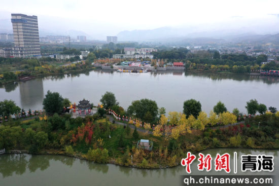 图为航拍青海省海东市乐都区秋景如画。 张忠苹 摄