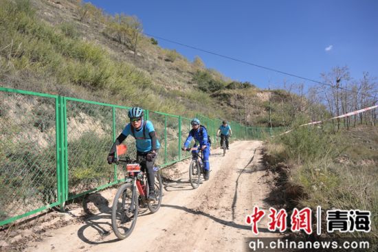 图为骑行途中。城中区文体旅游科技局供图 图为骑行途中。城中区文体旅游科技局供图