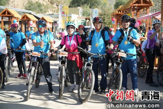 图为骑行爱好者合影。城中区文体旅游科技局供图 图为骑行爱好者合影。城中区文体旅游科技局供图