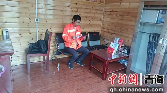 图为环卫工作者在驿站休息阅览手册。张生军供图 图为环卫工作者在驿站休息阅览手册。张生军供图
