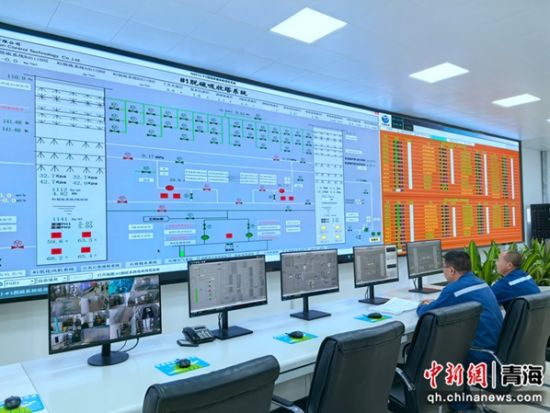 图为工作人员正在监测脱硫吸收塔系统运行情况。 李隽 摄 图为工作人员正在监测脱硫吸收塔系统运行情况。 李隽 摄
