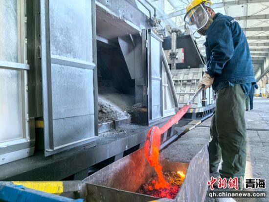 图为工人正在电解槽中捞炭渣。李隽 摄 图为工人正在电解槽中捞炭渣。李隽 摄