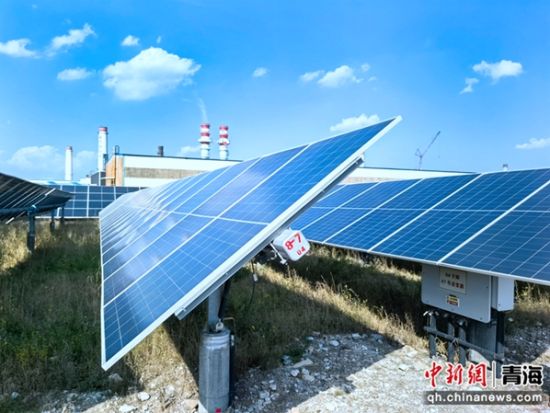 图为光伏板正在工作。李隽 摄 图为光伏板正在工作。李隽 摄
