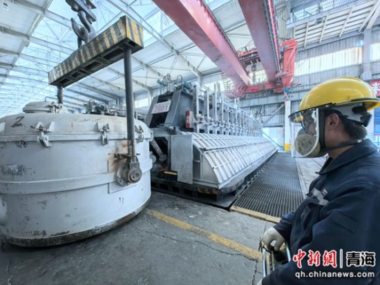 图为工人正在操作机械进行出铝作业。李隽 摄 图为工人正在操作机械进行出铝作业。李隽 摄