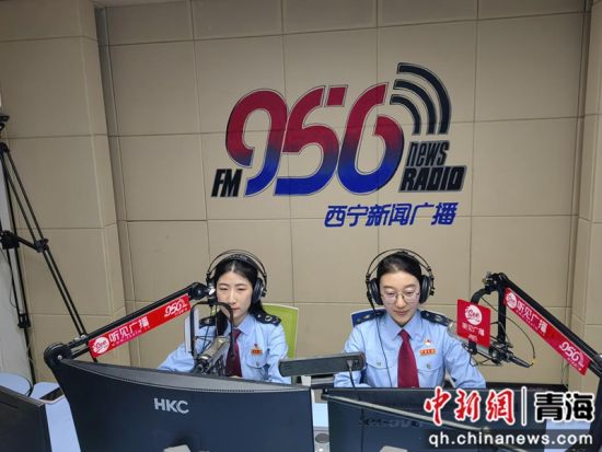 图为税务干部为听众讲解助残税收优惠政策。崔楠 摄 图为税务干部为听众讲解助残税收优惠政策。崔楠 摄