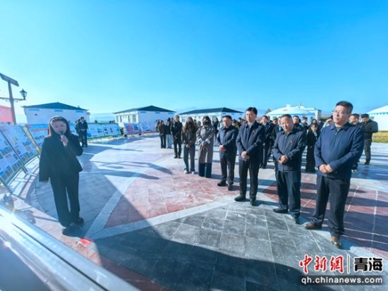图为海晏县部分党政领导与学员一起观摩培训基地。李隽 摄 图为海晏县部分党政领导与学员一起观摩培训基地。李隽 摄